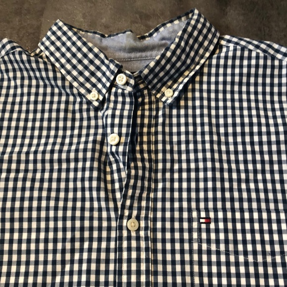 Beautiful Hilfiger custom fit dress shirt - Picture 2 of 4